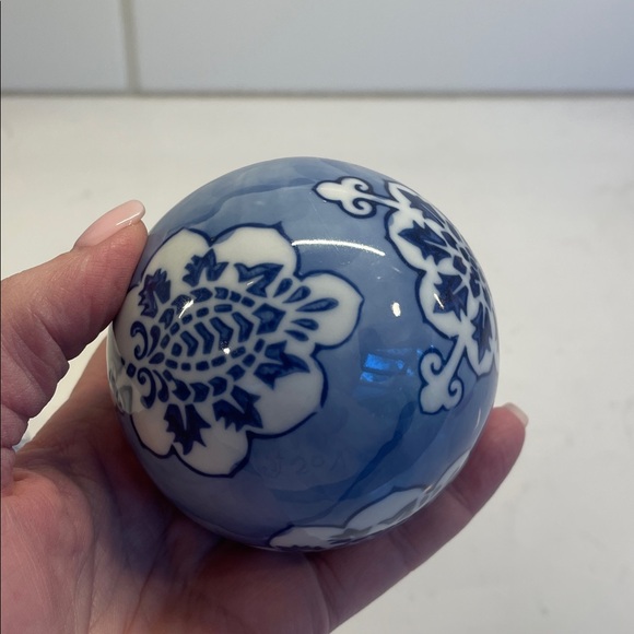 EUC- Set of 3 Blue and White Decorative Ceramic Spheres - Picture 3 of 4